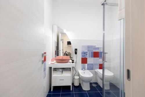 a bathroom with a sink and a toilet at VENART by AnrealeRooms in Paestum