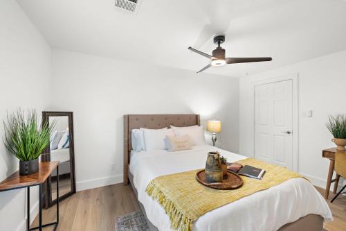 Un dormitorio con una cama y un ventilador de techo. en The King's Retreat I, en Houston