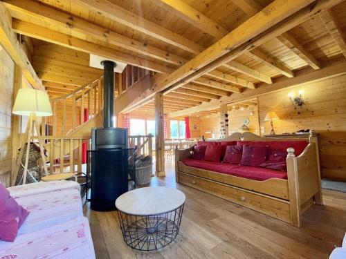- un salon avec un canapé rouge dans une cabine dans l'établissement Chalet Le Buset - Grand chalet proche des pistes et du centre du village MAE-3044, à Crest-Voland