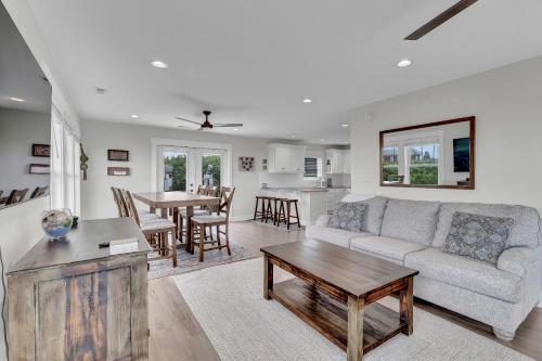 un salon avec un canapé et une table dans l'établissement Oceanwatch Cottage, à Surf City