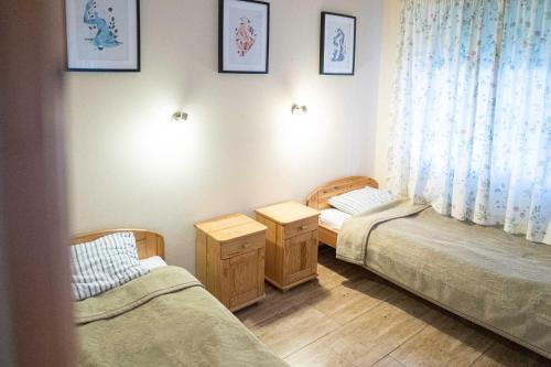 a room with two twin beds and a window at Zielony koń in Sorkwity