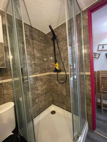 une douche dans une salle de bain avec aspirateur dans l'établissement Studio Baroque - Clim - Parking, au Cap d'Agde