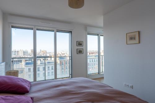 - une chambre avec un lit et une vue sur la ville dans l'établissement Elegant Flat with Terrace in the heart of Paris, à Paris