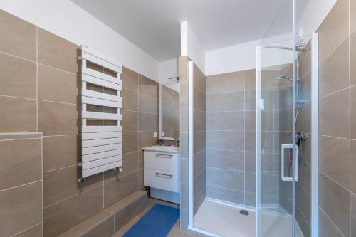 une salle de bain avec une douche, des toilettes et un lavabo dans l'établissement Elegant Flat with Terrace in the heart of Paris, à Paris