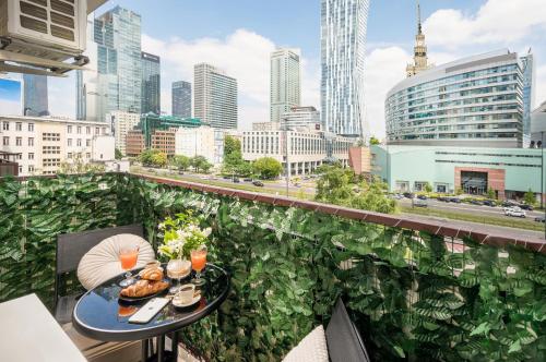 ワルシャワにあるGold Premium 2-bedroom Suite 100m from Central Station, modern&high standardの市街のスカイラインを望むバルコニー