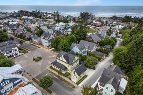 eine Luftansicht einer Stadt mit Häusern und dem Meer in der Unterkunft Sea Glass Tumbler by Seabrook Hospitality in Pacific Beach