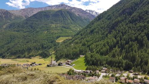 a small village in the middle of a mountain at Anderleithof in Senales