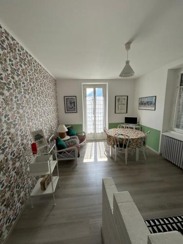 a living room with a couch and a table at Acchiappasogni Holiday House in Malgrate