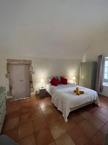 une chambre avec un lit avec un ours en peluche dessus dans l'établissement Le Champêtre au cœur de la ville nîmoise, à Nîmes