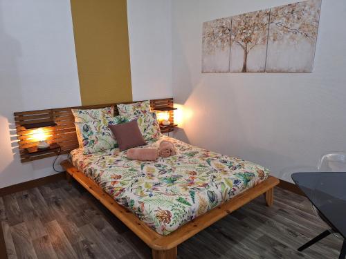 - une petite chambre avec un lit et une couverture colorée dans l'établissement Bords de Loire hypercentre Orléans 2 personnes, à Orléans