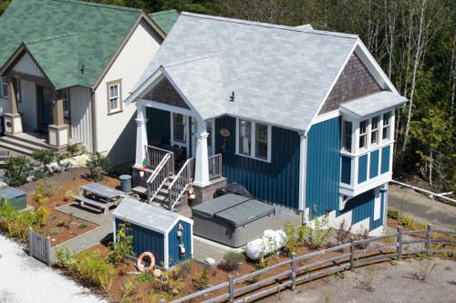 una casa blu e bianca con cortile di Flotsam House by Seabrook Hospitality a Pacific Beach