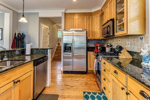 Η κουζίνα ή μικρή κουζίνα στο Forest for the Seas by Seabrook Hospitality