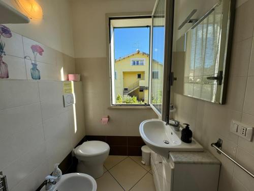 a bathroom with a sink and a toilet and a window at La casa di Glenda bis - alloggio zona ospedale in Terni