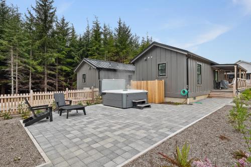 a patio with a building and a house at Sara Sea by Seabrook Hospitality in Pacific Beach