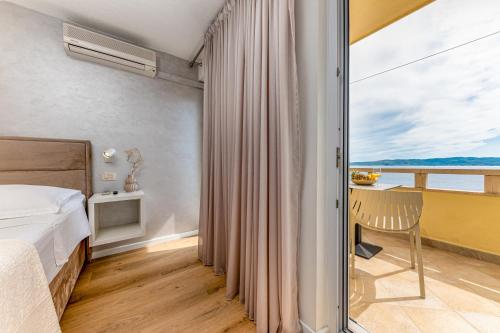 - une chambre avec un lit et une vue sur l'océan dans l'établissement Apartments Kartulina, à Brela