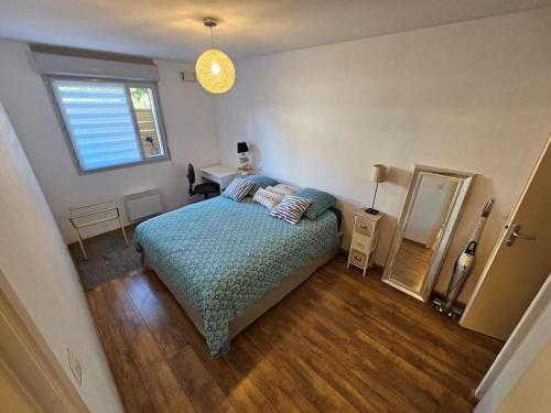 - une chambre avec un lit et un miroir dans l'établissement Appartment Garden Plazza jacuzzi privé, à Toulouse
