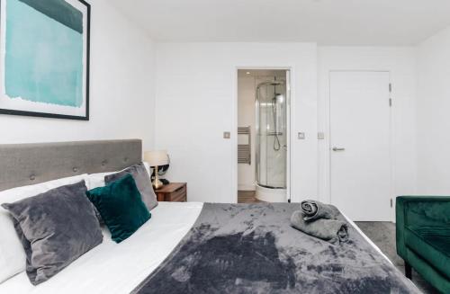 バーミンガムにあるLuxury 2 Bedroom Apartment, Broad street Birminghamの緑色をアクセントにしたベッドルーム1室
