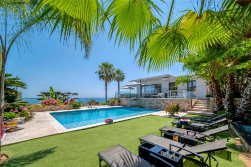 une villa avec piscine et palmiers dans l'établissement REF 2128 - Cannes - Sea view villa for rent, à Cannes
