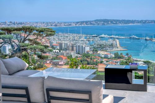 un salon avec vue sur l'océan dans l'établissement REF 2128 - Cannes - Sea view villa for rent, à Cannes