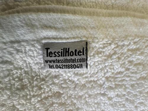 a sticker on the side of a white blanket at La casa di Glenda bis - alloggio zona ospedale in Terni