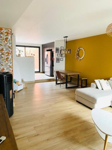 un salon avec un lit et une table dans l'établissement Le Patio, à Cébazan