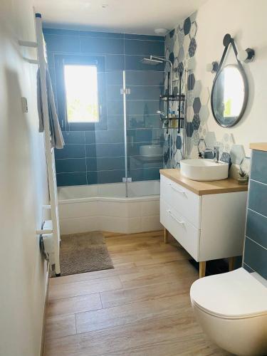 une salle de bain avec toilettes, lavabo et baignoire dans l'établissement Le Patio, à Cébazan