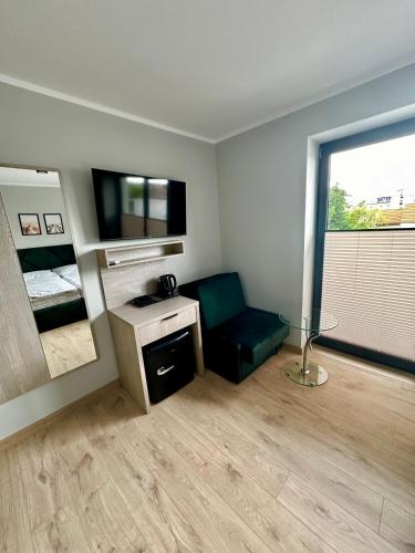 a room with a bed and a desk and a window at Pokoje Dziwnów Welle in Dziwnów