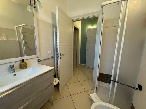 a bathroom with a sink and a shower and a toilet at La casa di Glenda bis - alloggio zona ospedale in Terni