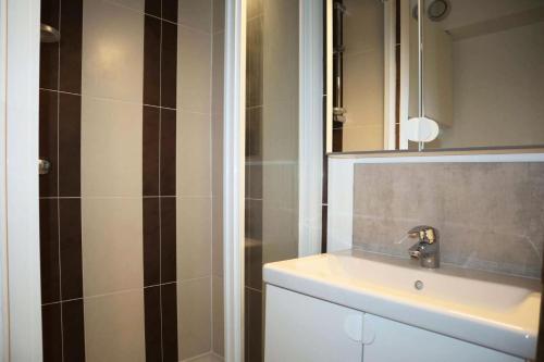 a bathroom with a sink and a shower at Résidence Le Boussolenc - JOLI STUDIO CENTRE STATION MAE-2134 in Le Mélézet