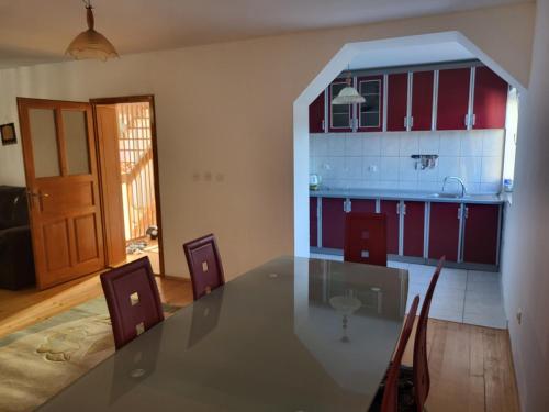 ein Esszimmer mit einem Glastisch und Stühlen in der Unterkunft Villa Harmony in Bihać