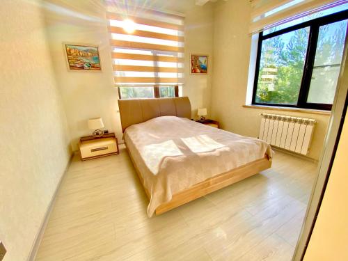 a small bedroom with a bed and a window at Villa Lux in Quba in Quba