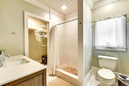 Koupelna v ubytování Hot Tub, Dock, Lakefront Luxe Six Mile Retreat