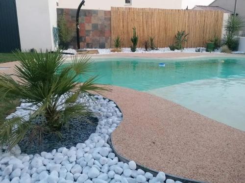 - une piscine entourée de rochers dans l'établissement Villa spacieuse et élégante en campagne à Fontvieille offrant sauna, à Fontvieille