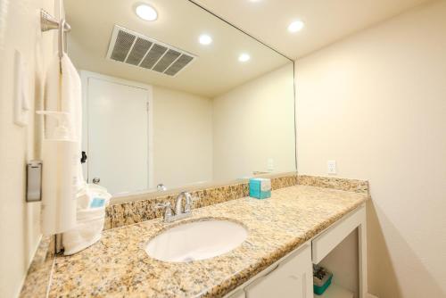 baño con lavabo y espejo grande en Tropical Retreat Coastal 1BR Getaway with Balcony 212, en South Padre Island