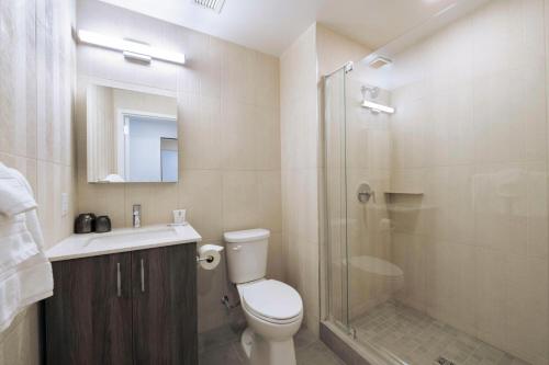 W łazience znajduje się prysznic, toaleta i umywalka. w obiekcie Pioche Village w mieście Park City