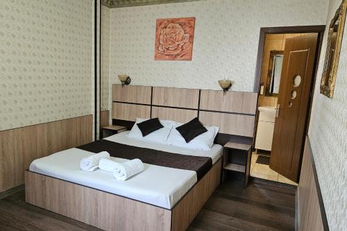 een hotelkamer met 2 bedden en handdoeken erop bij Flamingo Hotel in Piteşti