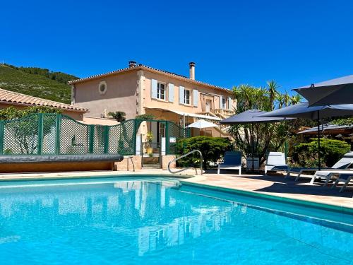 une piscine devant une maison dans l'établissement Mélisande au pays des orjouliers, à Saint-Jean-de-Fos