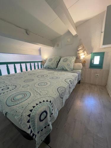 une chambre avec un lit et une télévision dans l'établissement Studio Émeraude -Parking-Clim, au Cap d'Agde