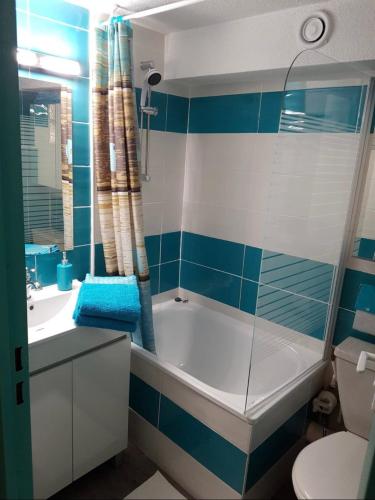 une salle de bain avec une baignoire, un lavabo et des toilettes dans l'établissement Studio Émeraude -Parking-Clim, au Cap d'Agde