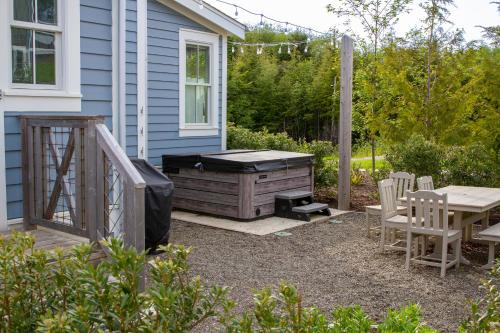 un cortile con griglia, tavolo e sedie di Creekside Cottage by Seabrook Hospitality a Pacific Beach
