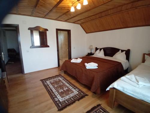 Ένα ή περισσότερα κρεβάτια σε δωμάτιο στο Casa din Salcami