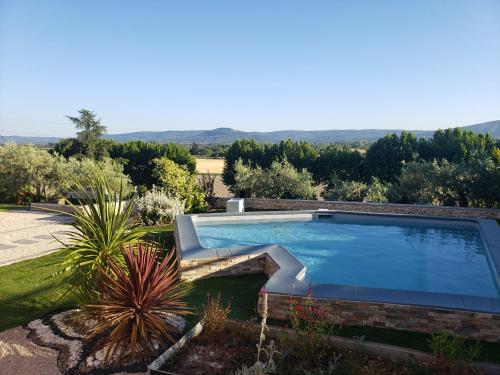 une grande piscine dans un jardin avec sidx sidx sidx dans l'établissement La Bella Vista, à Villelaure