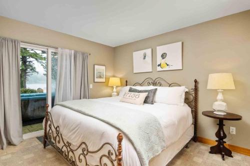 une chambre avec un grand lit et une fenêtre dans l'établissement Lakeshore Retreat, à Rockaway Beach