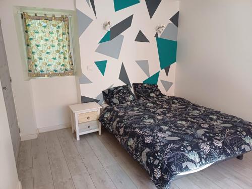 une petite chambre avec un lit et une fenêtre dans l'établissement Maison en pierre rouge du vallon, à Valady