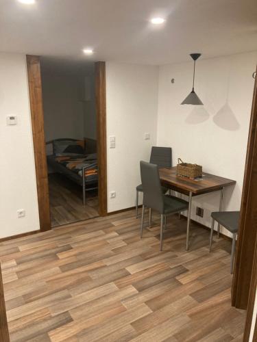a room with a table and chairs and a bedroom at Ferienwohnung Funke F4 für Monteure in Apolda