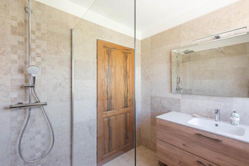 une salle de bain avec une douche, un lavabo et un miroir dans l'établissement Villa Pitou, Piscine chauffée, 200m plage, à La Londe-les-Maures