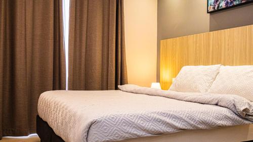 Ένα ή περισσότερα κρεβάτια σε δωμάτιο στο Chic Apartment with balcony & Side Sea Views- Apt 3