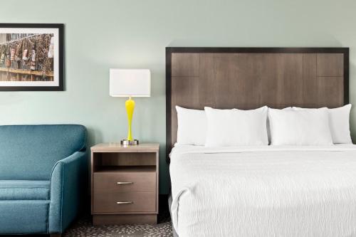 Letto o letti in una camera di La Quinta by Wyndham Newport