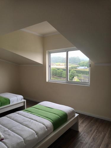 São MateusにあるCasa do Capitão-Morの窓のある部屋にベッドが2つある