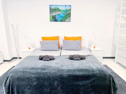 een slaapkamer met een groot bed en een blauwe deken bij Design Family Apartment in Leiden Center 6p & baby in Leiden